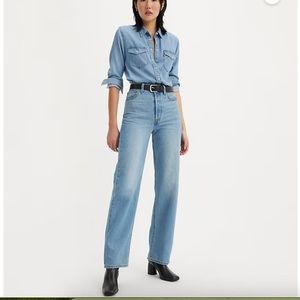Levi’s Women’s Ribcage Straight Ankle jeans in medium/light wash blue
